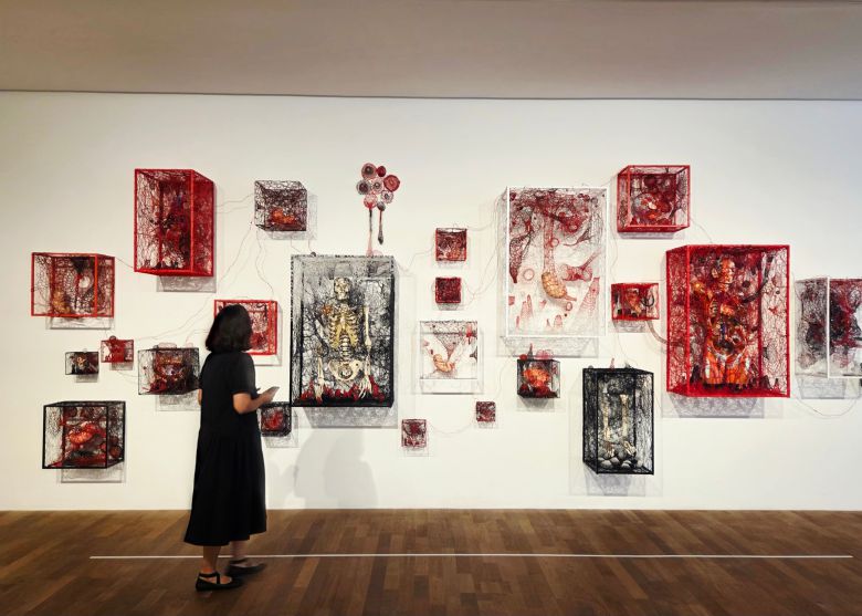 시오타 지하루의 'The Self in Others'(2024) 연작을 한 관람객이 감상하고 있다. 작가가 일본 오사카 나카노시마 미술관에서 미리 선보인 연작이다. /허윤희 기자