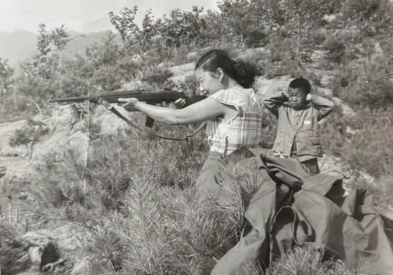 1950년대 미군과 결혼한 한국인 여성이 장총을 들고 사격 자세를 취한 모습./레딧