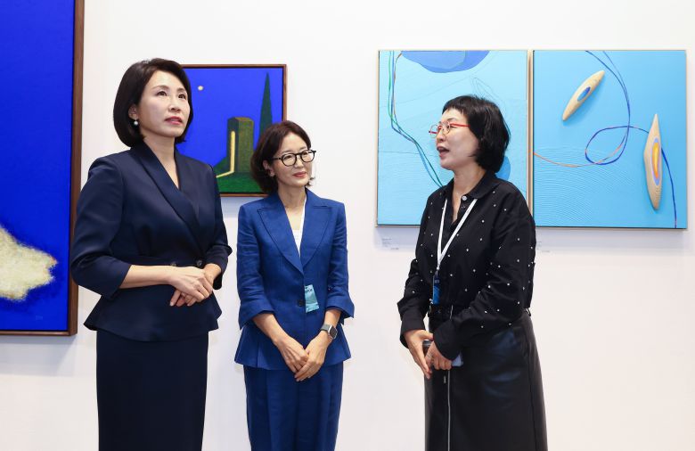 이재명 대통령 부인 김혜경 여사가 3일 서울 코엑스에서 개막한 키아프 서울을 찾아 부스를 둘러보고 있다. /고운호기자