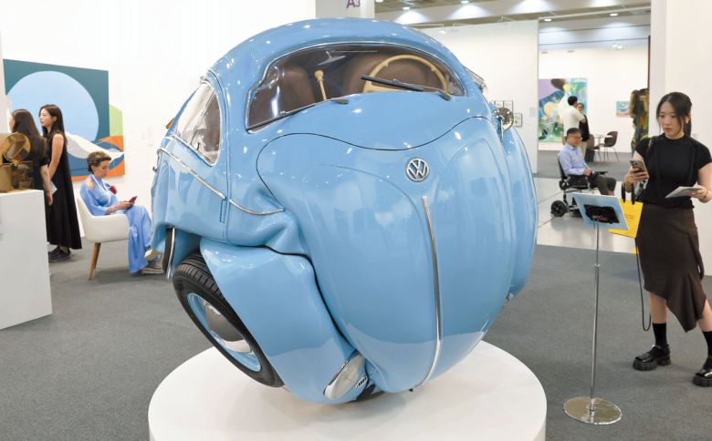 미국 아트 오브 더 월드 갤러리가 키아프에 선보인 인도네시아 작가 이치완 누르의 ‘블루 비틀 구’. /고운호 기자