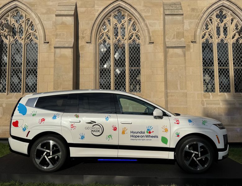 3일 미국 워싱턴 DC의 국립 대성당 밖에 현대차 '호프 온 휠스' 프로그램을 알리는 아이오닉9 차량이 전시돼 있다. 소아암이 완치된 아이들의 페인트 손도장이 찍혀 있다. /워싱턴=김은중 특파원