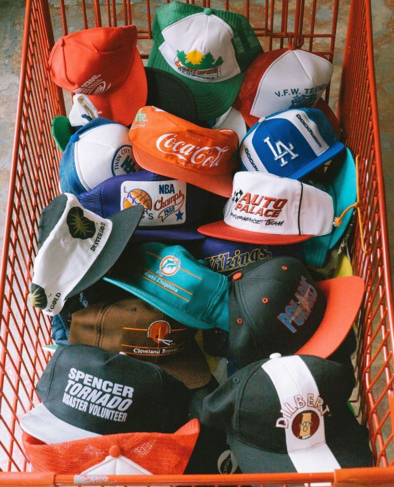 빈티지 패션이 유행하면서 스냅백의 전성기가 다시 돌아왔다. /snag