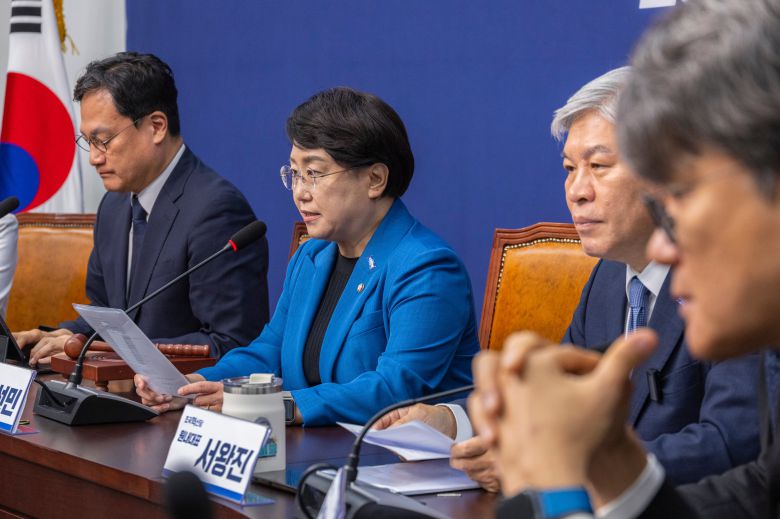 조국혁신당 김선민 당 대표 권한대행이 4일 국회에서 최고위원회의에 참석해 발언하고 있다. /연합뉴스