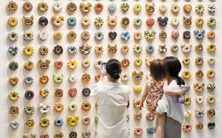 키아프 서울 학고재 부스에 나온 김재용의 ‘특별하게! 달콤하게! 반짝이게!’를 관람하는 관객들. /고운호 기자