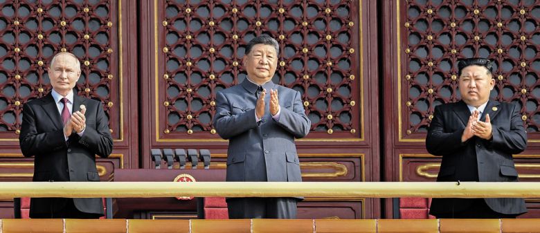 2025년 9월 3일 천안문 망루 - 김정은, 시진핑 바로 옆자리에 블라디미르 푸틴 러시아 대통령과 시진핑 중국 국가주석, 김정은 북한 국무위원장(왼쪽부터)이 3일 오전 중국 베이징 천안문 광장 망루에 나란히 서서 전승절 80주년 열병식을 지켜보고 있다. 북·중·러 정상이 한자리에 모인 것은 김정은의 할아버지 김일성이 집권하던 1959년 이후 66년 만이다. /신화 연합뉴스