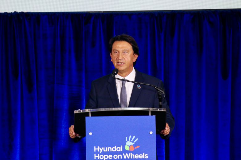 3일 미국 워싱턴 DC의 국립 대성당에서 열린 현대차 '호프 온 휠스' 27주년 기념 행사에서 호세 무뇨스 대표이사 사장이 무대에 올라 연설을 하고 있다. /워싱턴특파원단