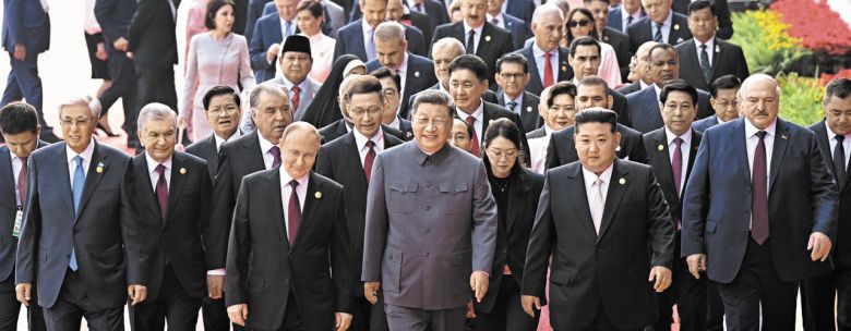 천안문 망루 향하는 시진핑·김정은·푸틴 - 중국의 항일전쟁 80주년 전승절 열병식이 열린 3일 오전 시진핑(앞줄 가운데) 중국 국가주석이 오른편에 블라디미르 푸틴 러시아 대통령, 왼편에 김정은 북한 국무위원장을 대동하고 천안문 망루로 향하고 있다. 북·중·러 정상만 나란히 앞줄에서 걸었고 벨라루스, 카자흐스탄, 우즈베키스탄, 타지키스탄, 베트남, 라오스, 인도네시아, 몽골, 미얀마, 이란, 쿠바 등 24국 정상은 그 뒤를 따랐다. /AP 연합뉴스