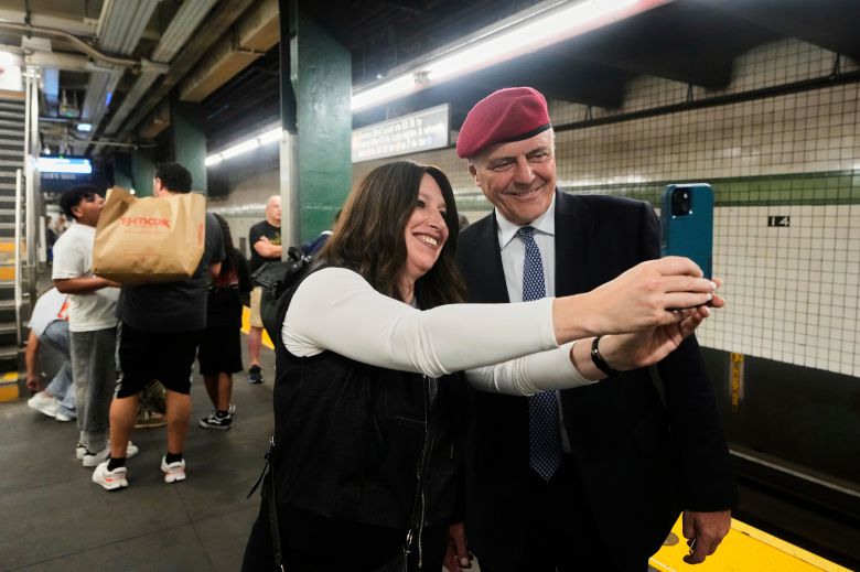 뉴욕시장 공화당 후보인 커트 슬리와 가디언 엔젤스 창립자./AP 연합뉴스
