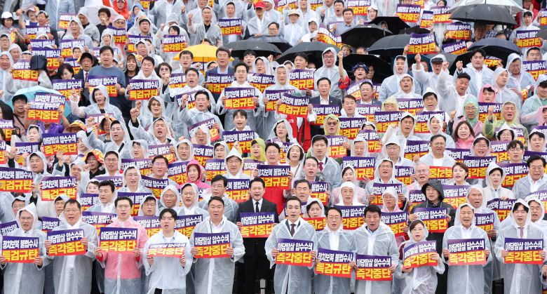 장동혁 대표를 비롯한 국민의힘 의원들과 당원들이 4일 오전 서울 여의도 국회 본청 계단에서 열린 야당말살 정치탄압 특검수사 규탄대회에서 구호를 외치고 있다./뉴스1