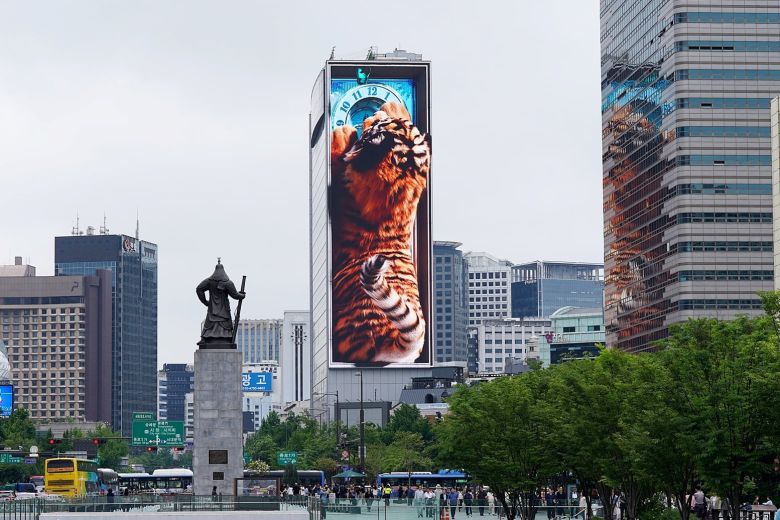 지난 4월 설치된 코리아나호텔 외벽 전광판의 모습. /종로구