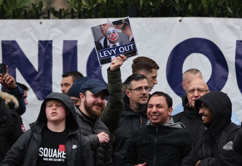 토트넘 홋스퍼 팬이 2023년 4월 27일 영국 런던 토트넘 홋스퍼 스타디움에서 열린 맨체스터 유나이티드와의 프리미어리그 경기를 앞두고 구단 회장 다니엘 레비에게 '나가라'고 쓴 손팻말을 들고 있다. /로이터·연합뉴스