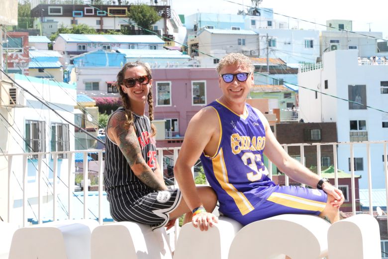 15일 오전 부산 사하구 감천문화마을을 방문한 외국인 관광객들이 기념촬영을 하고 있다./김동환 기자