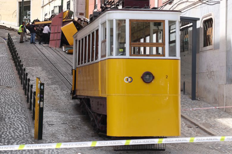 4일(현지시간) 포르투갈 리스본 케이블 전차(푸니쿨라) 탈선사고 현장에서 경찰이 사고조사를 하고 있다./EPA 연합뉴스