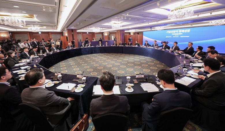 4일 오전 서울 중구 소공동 롯데호텔에서 열린 대한상의 기업성장포럼 출범식 모습./뉴스1