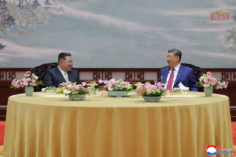 전승절 80주년 열병식 참석을 위해 중국을 방문한 김정은 북한 국무위원장이 4일 오후 시진핑 중국 국가주석과 양자회담을 개최했다고 조선중앙통신이 5일 이에 대해 보도했다.  /조선중앙통신 연합뉴스