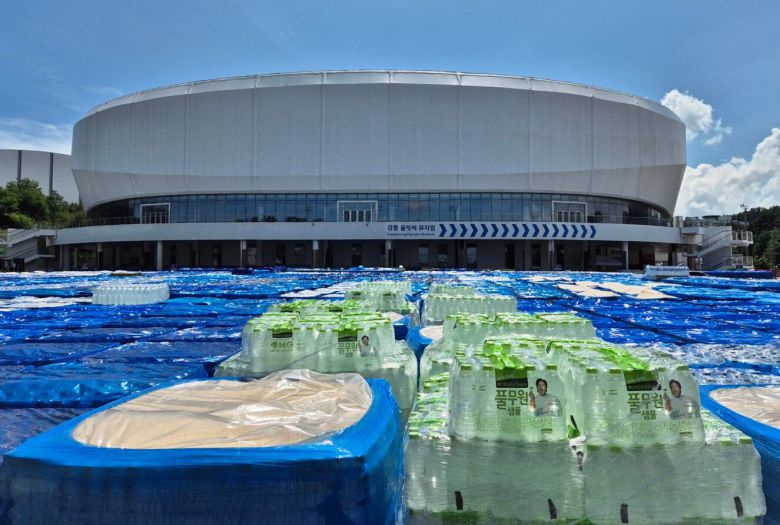 극심한 가뭄으로 재난사태가 선포된 강원 강릉을 돕기위해 전국 각지에서 보내온 생수가 3일 강릉아레나 주차장에 가득 쌓여있다. /뉴스1