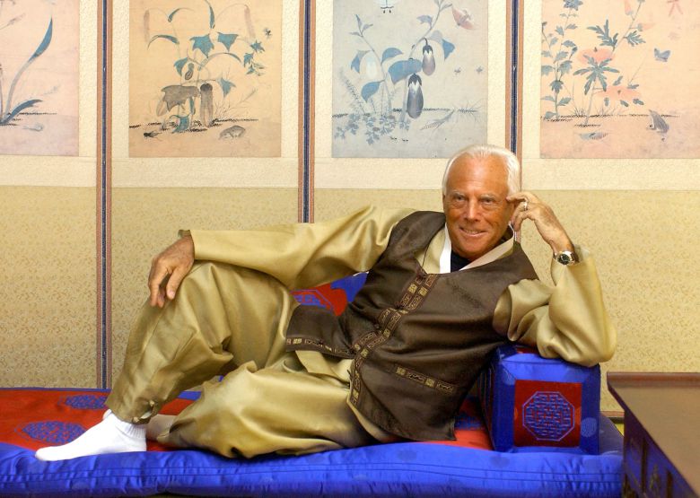 2005년 내한 당시 한복을 입고 포즈를 취한 조르지오 아르마니./AFP연합뉴스