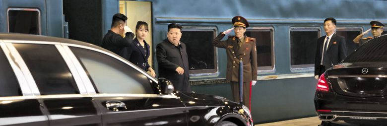 평양 도착한 김정은 - 중국의 항일전쟁 전승절 열병식 참석차 지난 2~4일 베이징을 방문했던 김정은(가운데) 북한 국무위원장이 딸 김주애(왼쪽에서 둘째)와 함께 평양역에 도착해 전용 열차에서 내리고 있다. 5일 밤 조선중앙통신은 김정은이 중국 방문을 마치고 귀국했다며 이 사진을 공개했다. /조선중앙통신 연합뉴스