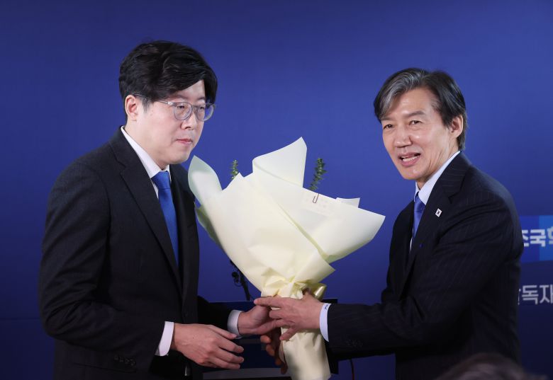 이규원 검사가 지난 3월 11일 여의도 조국혁신당 당사에서 열린 입당 환영식에서 조국 대표로부터 꽃다발을 받고 있다. / 연합뉴스