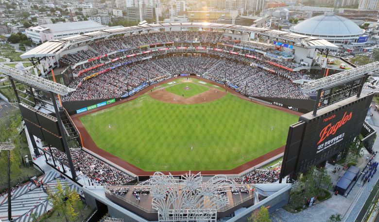 2025년 7월 대전 한화생명 볼파크에서 열린 ‘2025 신한 SOL뱅크 KBO 올스타전’에서 야구팬들이 열정적인 응원을 펼치고 있다. KBO는 12일 "대전 한화생명 볼파크에서 열리는 2025 신한 SOL뱅크 KBO 올스타전에 입장권이 매진됐다"고 발표했다. 이로써 프로야구 올스타전은 2022년부터 4년 연속 올스타전 매진을 기록하게 됐다. 2025.7.12/뉴스1