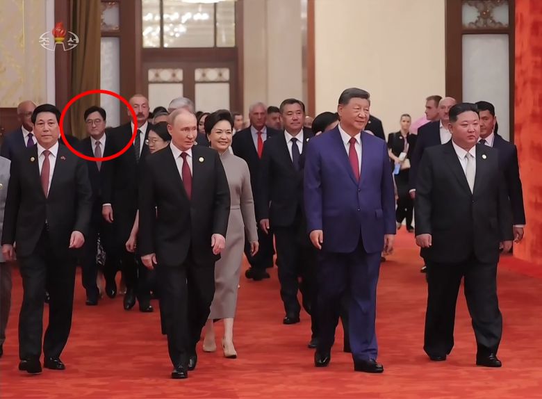 북한 조선중앙TV는 6일 김정은의 지난 2~4일 중국 방문을 담은 기록영화를 방영했다. TV는 각국 정상급 인사들이 전승절 연회에 참석하기 위해 이동하는 장면을 보여주면서 우원식 국회의장(빨간 동그라미)이 등장하는 장면을 편집하지 않고 그대로 내보냈다. /조선중앙TV 연합뉴스