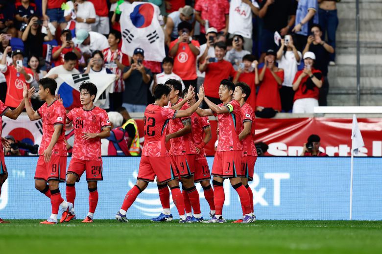 7일 미국 뉴저지주 스포츠일러스트레이티드 스타디움에서 열린 미국과의 평가전에서 손흥민(7번)이 선제골을 넣은 후 동료들과 기뻐하고 있다. /대한축구협회