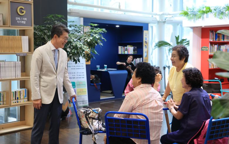 지난 4일 성동구청 1층에 조성된 구민 쉼터 '책마루'에서 주민들과 이야기 나누는 정원오 구청장. '성동의 아이돌'로 불릴 만큼 인기가 많다. /박성원 기자