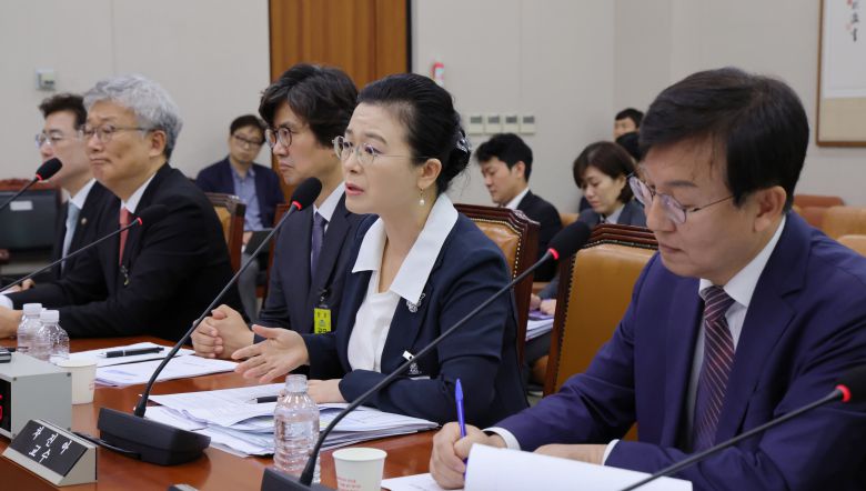 4일 서울 여의도 국회에서 열린 제429회 국회(정기회) 법제사법위원회 제2차 전체회의 '검찰개혁 공청회'에서 차진아 교수가 발언하고 있다. /남강호 기자