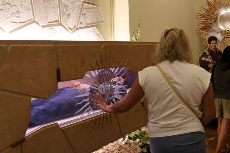 한 신자가 이탈리아 아시시의 성소에 안치된 성 카를로 아쿠티스의 시신을 바라보고 있다. /EPA 연합뉴스