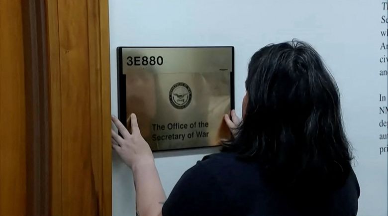 트럼프 대통령이 국방부(Department of Defense)를 ‘전쟁부(Department of War)’로 개명하는 행정명령에 서명한 뒤, 관계자가 장관실 명패를 변경해 부착하고 있다. /로이터 연합뉴스