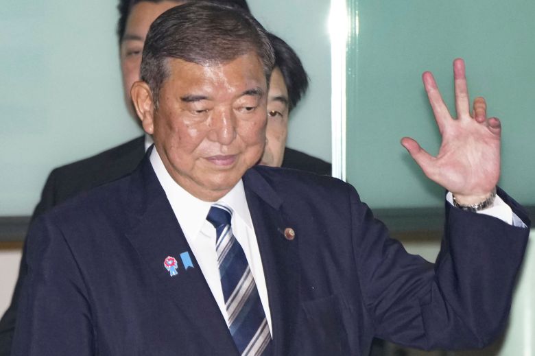 이시바 시게루 일본 총리가 7일(현지시간) 일본 도쿄 총리관저에 도착하고 있다./교도 연합뉴스