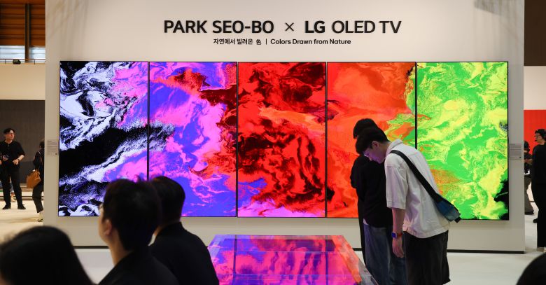 프리즈 서울에서 인기를 끌었던 ‘PARK SEO-BO X LG OLED TV: 자연에서 빌려온 색(色)’ 특별전. /고운호 기자