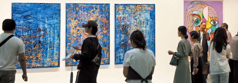 서울 코엑스에서 프리즈 서울과 키아프 서울이 공동 개막한 3일 하우저앤드워스 갤러리가 프리즈에 내놓은 마크 브래드퍼드의 3점 연작 ‘Okay, then I apologize’(2025)를 관객들이 관람하고 있다. 이 작품은 이날 450만달러(약 62억6000만원)에 판매돼 최고가를 기록했다. 브래드퍼드가 이번 프리즈를 위해 제작한 신작이다. 맨 오른쪽 작품은 조지 콘도의 ‘Purple Sunshine’으로 17억원에 팔렸다. /고운호 기자