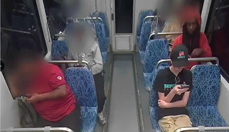 브라운의 범행 당시 모습이 담긴 영상이 소셜미디어 등을 통해 확산하면서 시민들의 공분을 샀다. /샬럿 교통 시스템