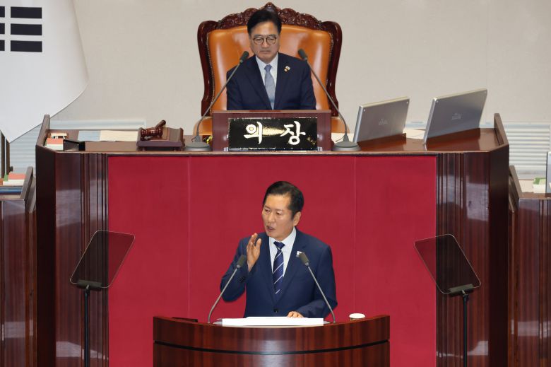 더불어민주당 정청래 대표가 9일 서울 여의도 국회에서 열린 제429회 국회(정기회) 제2차 본회의에서 교섭단체 대표 연설을 하고 있다. /남강호 기자