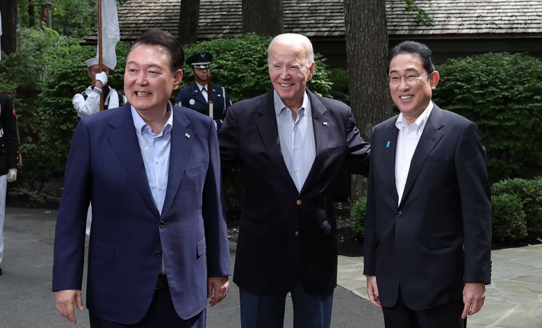 2023년 8월 18일(현지시각)미국 메릴랜드주에 위치한 미국 대통령 별장 캠프 데이비드에서 만난 한미일 정상, 왼쪽부터, 윤석열 전 대통령, 조 바이든 전 미국 대통령, 기시다 후미오 전 일본 총리./대통령실