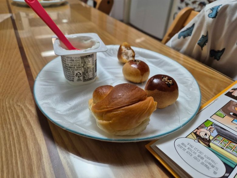 9일 오전 7시 40분쯤 단수가 된 강원 강릉 홍제동의 한 아파트. 설거지에 사용되는 물을 아끼기 위해 아이가 식사하는 그릇에 비닐을 씌워 놓은 모습. /뉴스1