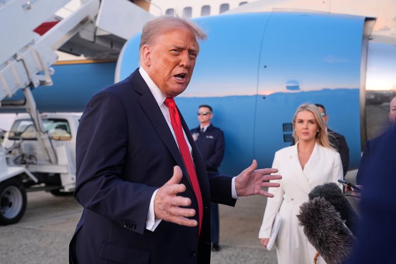 도널드 트럼프 미국 대통령이 7일 메릴랜드주 앤드루스 합동 기지에서 취재진의 질문에 답하고 있다. 이날 트럼프는 최근 조지아주 현대차·LG에너지솔루션 합작 공장 건설 현장에서 한국인 근로자들이 미 이민 당국에 대규모로 체포된 일과 관련해 “우리는 한국과 매우 좋은 관계”라며 이번 일로 한미 관계가 긴장되지 않을 것이라고 했다./AP 연합뉴스