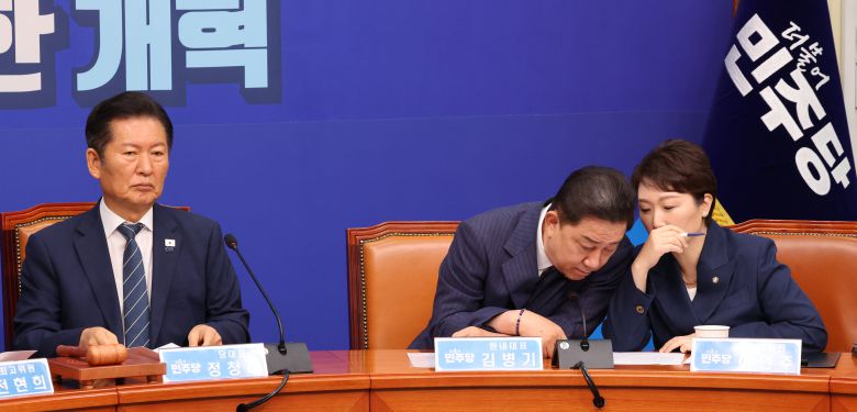더불어민주당 이언주(오른쪽) 최고위원이 지난 8일 국회에서 열린 당 최고위원회의에서 김병기 원내대표와 대화하고 있다. 왼쪽은 정청래 대표. /남강호 기자