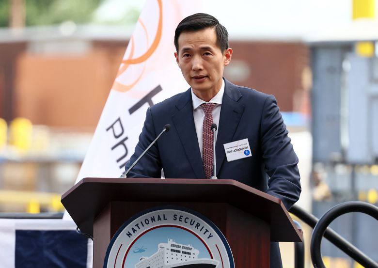 김동관 한화그룹 부회장이 지난달 26일 미국 필라델피아의 한화 필리조선소에서 '스테이트 오브 메인'호 명명식 환영사를 하고 있다./연합뉴스