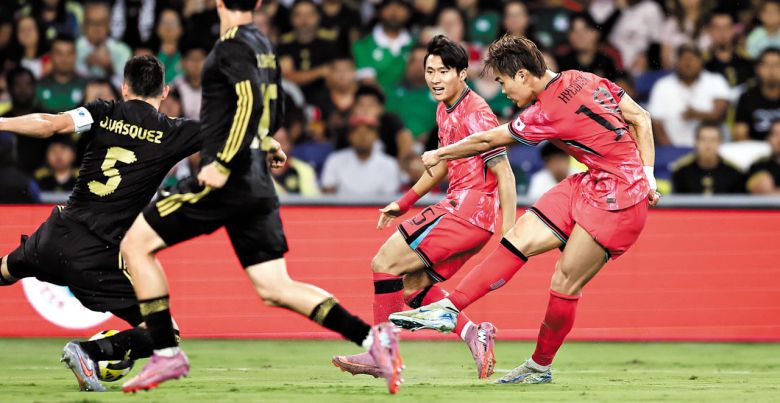 축구 국가대표팀 공격수 오현규(오른쪽)가 10일 미국 테네시주 내슈빌에서 멕시코와 벌인 평가전에서 1-1로 맞선 후반 30분 강력한 오른발 슛으로 역전 골을 성공시키고 있다. 오현규는 이날 득점을 포함해 최근 A매치 4경기에서 3골을 넣었다. /대한축구협회