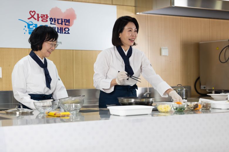이재명 대통령 부인 김혜경 여사가 11일 서울 광진구 세종대학교에서 열린 '삼삼한 요리 경연대회'에서 '잡채 파스타'를 만들고 있다. /연합뉴스