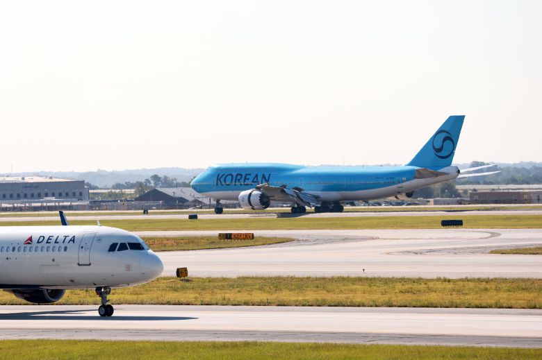 미국 조지아주 포크스턴에 구금된 우리 국민 300여 명을 태울 대한항공 전세기가 10일 하츠필드 잭슨 애틀란타 국제공항에 착륙을 하고 있다. /연합뉴스