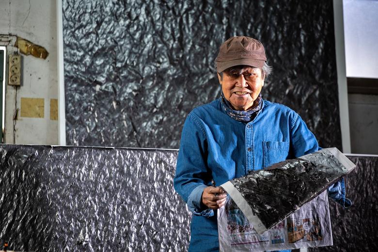 지난 2020년 대구 작업실에서 만난 최병소 화가. 볼펜으로 긋고 또 그어 너덜너덜해진 신문지를 들어 보이고 있다. /이신영 영상미디어 기자