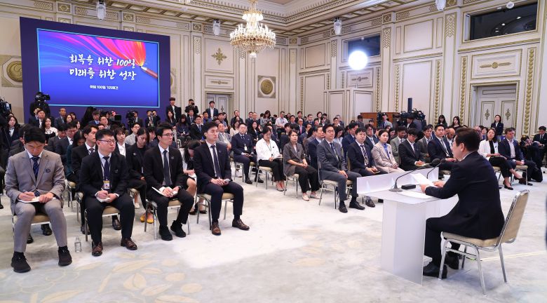 이재명 대통령이 11일 청와대 영빈관에서 '회복을 위한 100일, 미래를 위한 성장'을 주제로 취임 100일 기자회견을 하고 있다./연합뉴스