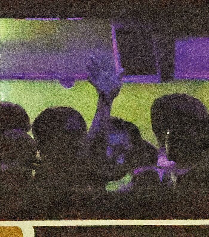 이젠 집으로 - 11일 새벽 미국 조지아주 이민세관단속국(ICE) 구금 시설에서 나와 동료들과 공항으로 향하는 버스에 오른 한국 근로자가 창밖을 향해 손을 흔들고 있다. /연합뉴스