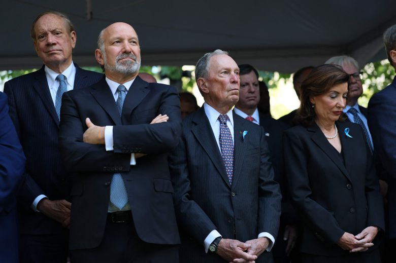 하워드 러트닉 미국 상무장관이 11일 뉴욕에서 열린 9·11 테러 추모 행사에 참석해있다. 러트닉 오른쪽은 마이클 블룸버그 전 뉴욕시장이다. /AFP 연합뉴스