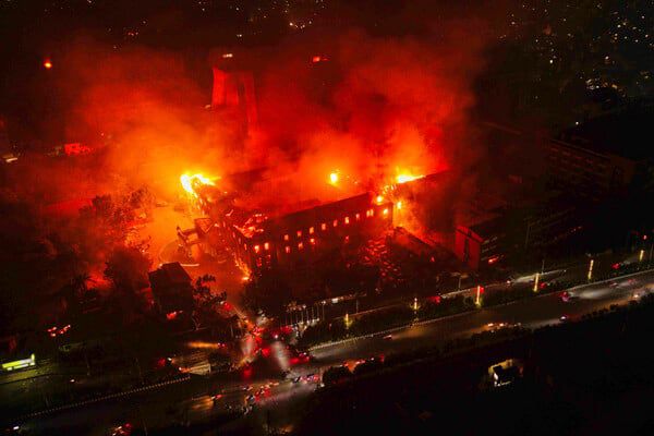 9일(현지시각) 네팔 카트만두에 있는 람 찬드라 파우텔 대통령 관저가 반정부 시위대의 방화로 불에 타고 있다. /뉴시스