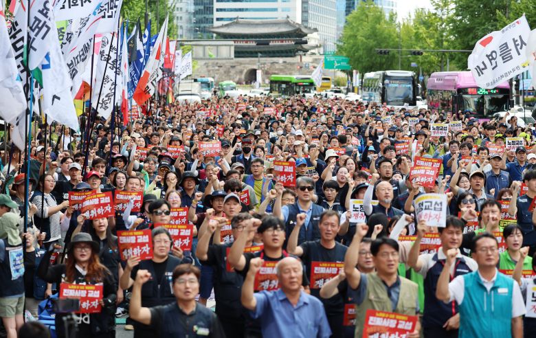 13일 오후 서울 중구 시청역 앞에서 전국민주노동조합총연맹(민노총) 조합원들이 구호를 외치고 있다./뉴스1