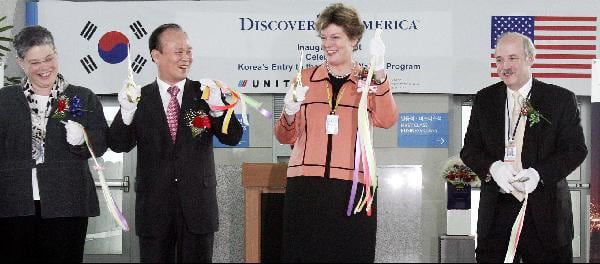 한국 국민에 대한 미국의 비자면제 프로그램(VWP) 이 2008년 11월 17일부터 시행됐다. 이날 인천공항의 유나이티드항공 출국 게이트에서  캐슬린 스티븐스 주한미국대사, 인천국제공항공사 이채욱 사장 등이 비자면제 프로그램 시행을 축하하는 테이프 커팅 행사를 하고 있다./조선일보